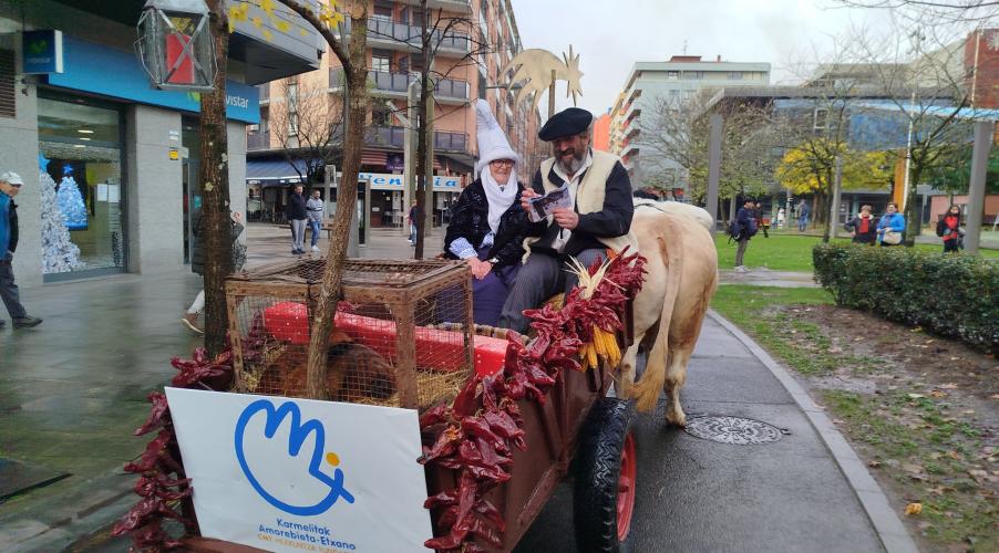 Olentzero eta Mari Domingik Karmelitak Amorebieta-Etxano bisitatu zuten